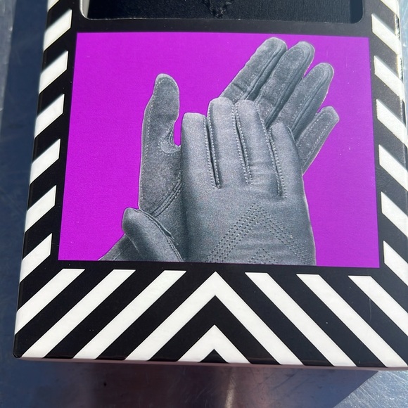 New boxed isotoner fleece stretch classic black one size women’s gloves. - Picture 4 of 7